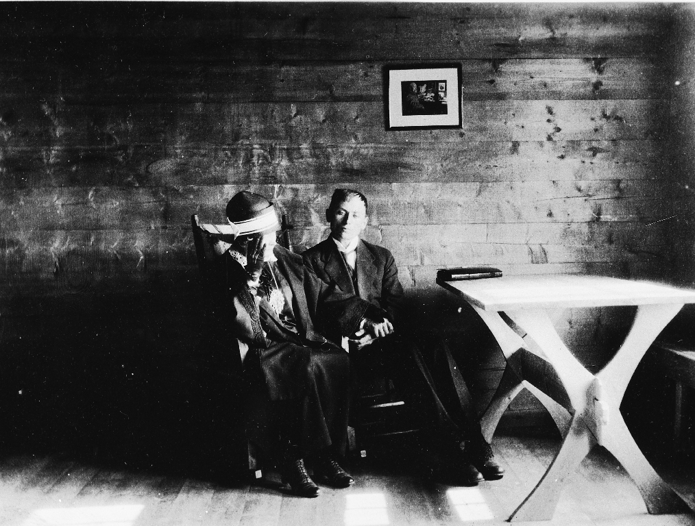 Hulda Garborg og Arne O. F. Garborg i stova i Knudaheio.