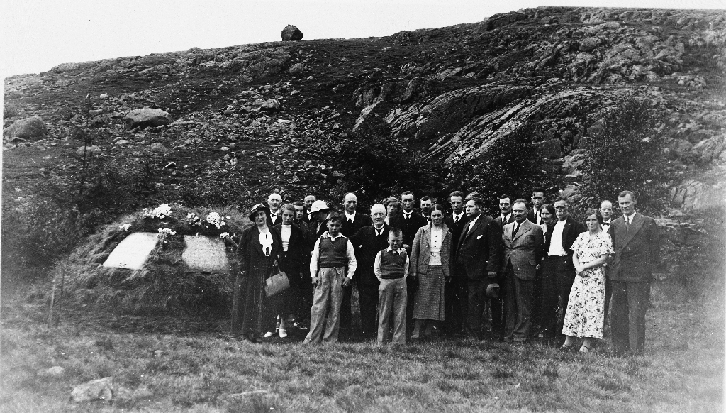 Gjester og frammøtte ved Hulda Garborg si urnenedsetjing 25.06.1935.