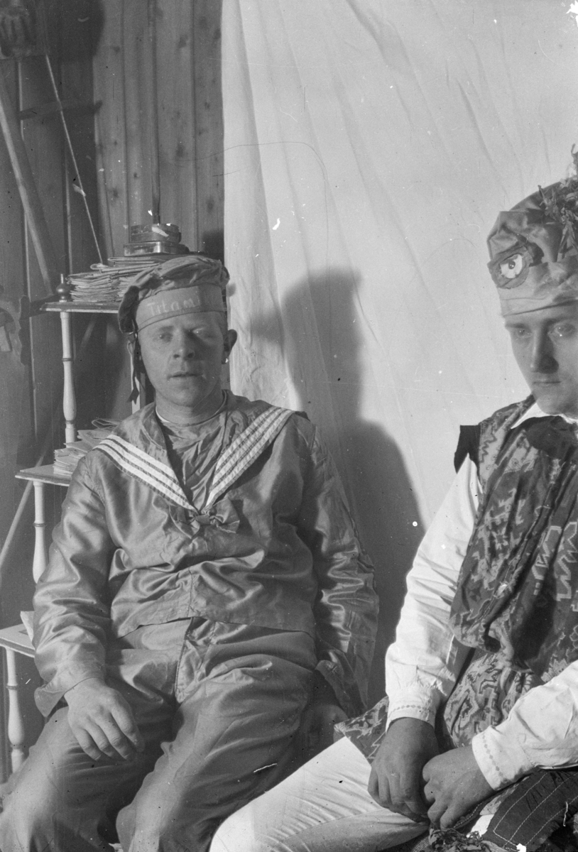 To utkledde personer. Til høyre Karl Olav Moe. Han til venstre er utkledd som matros med "Titanic" skrevet på lua.