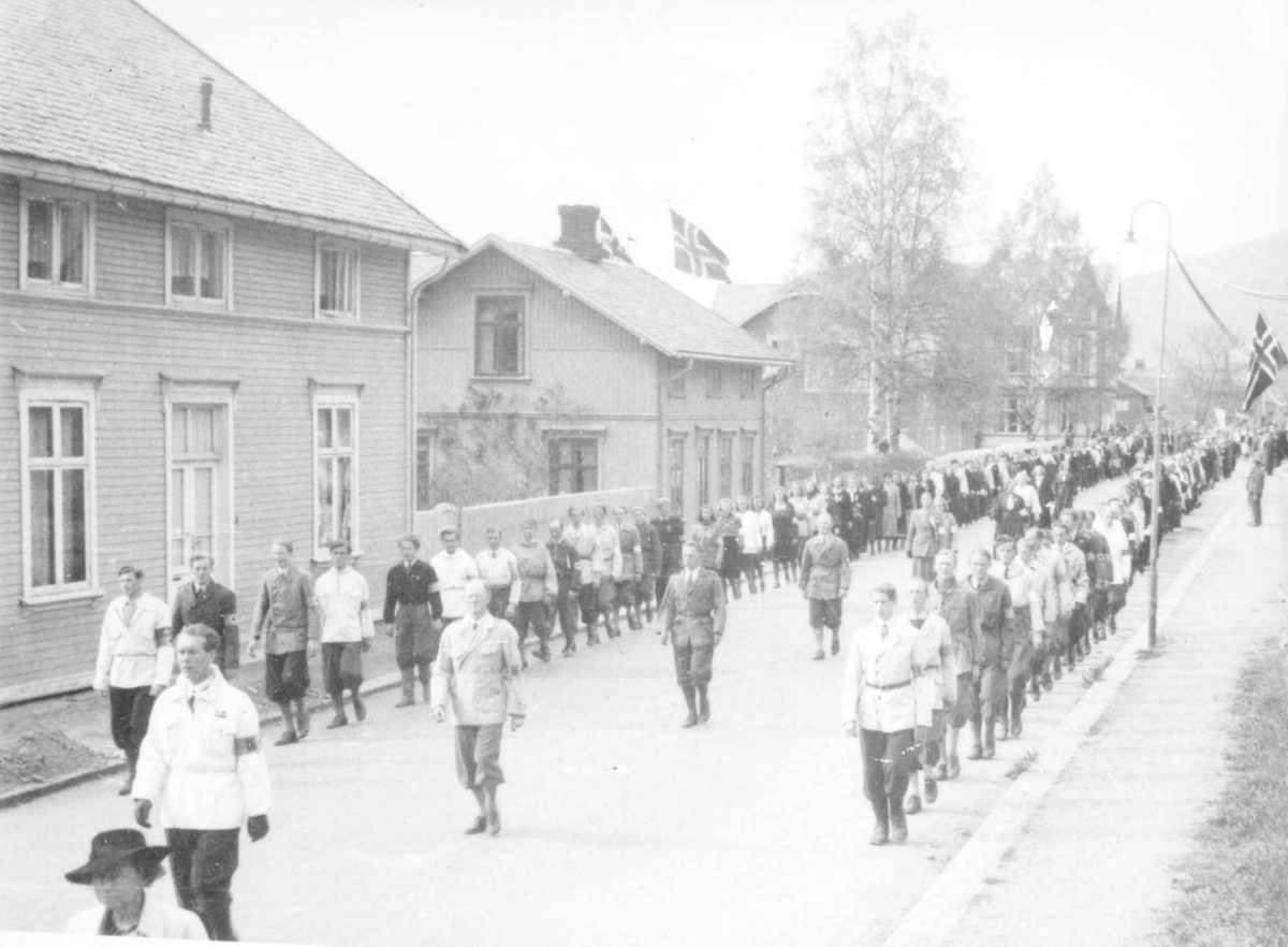 Repro: Røde Kors Hjelpekorps i opptog, 17. mai 1945.