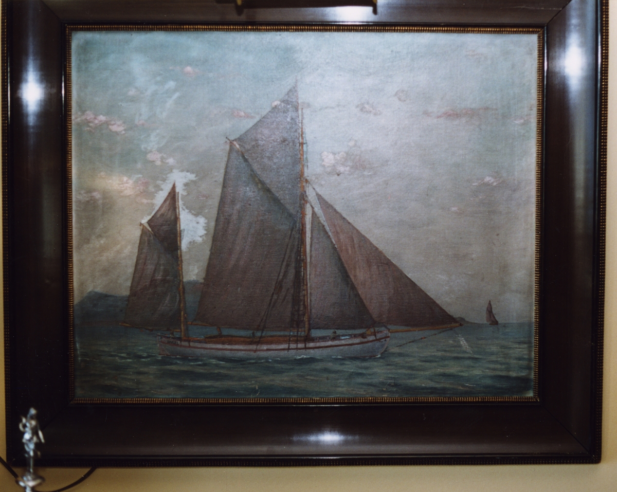Motiv av et maleri av en seilbåt. Båten er "Rakel", bygd av Colin Archer til fiskebåt på Sunnmøre.