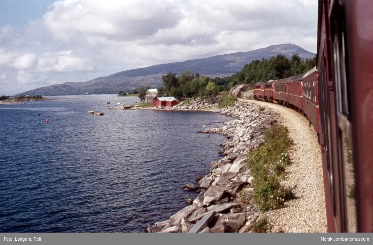 Diesellokomotiv  Di 3 630 og Di 3 605 med nattoget fra Trondheim til Bodø, tog 455, underveis mellom Fauske og Bodø. Den fremste vognen i toget, en kafeteriavogn, ble koblet til i Mo i Rana