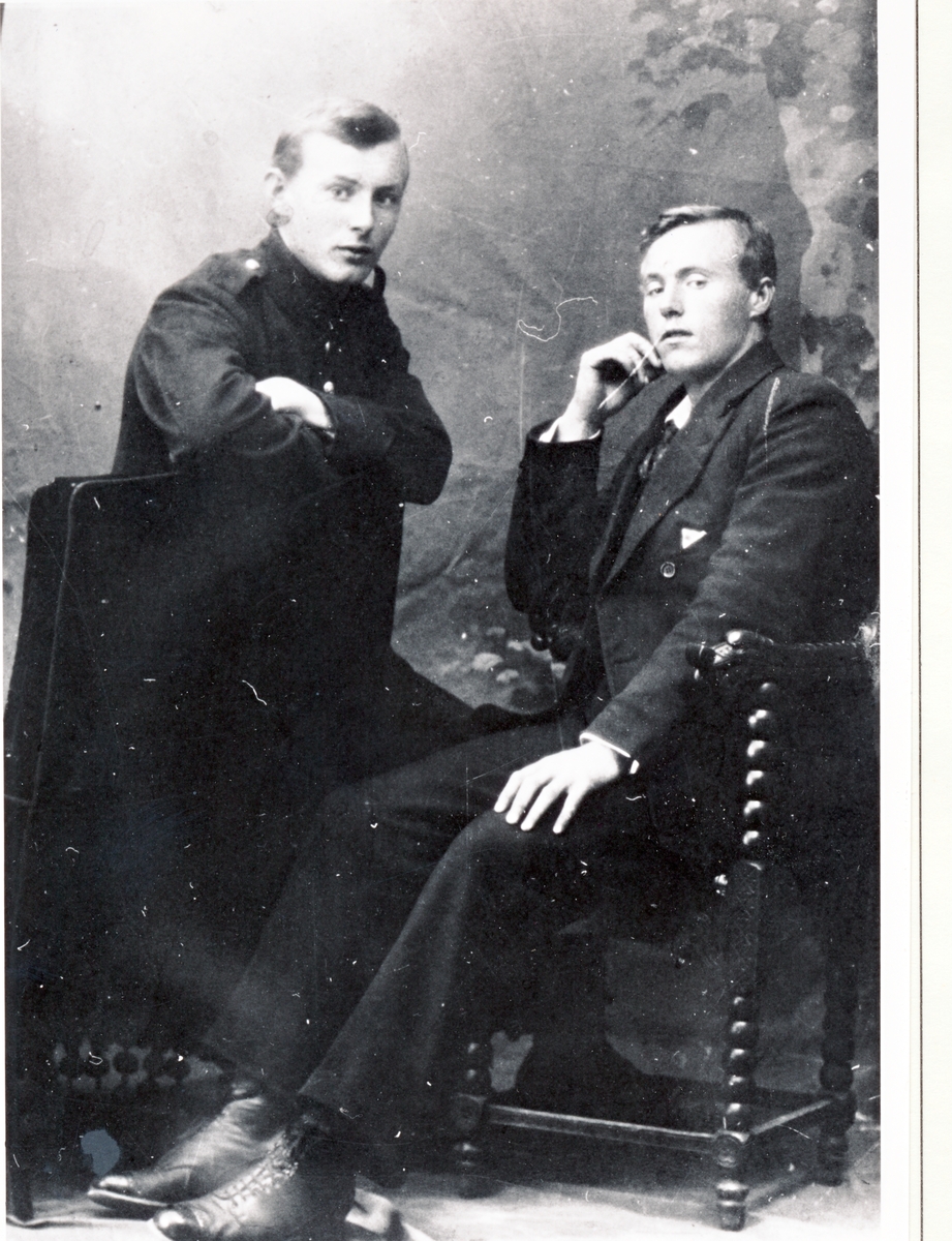 To kjekke karer,  Fritjof Vangen og Agnar Arnesen, Elvejord i Torsken. 1920.
