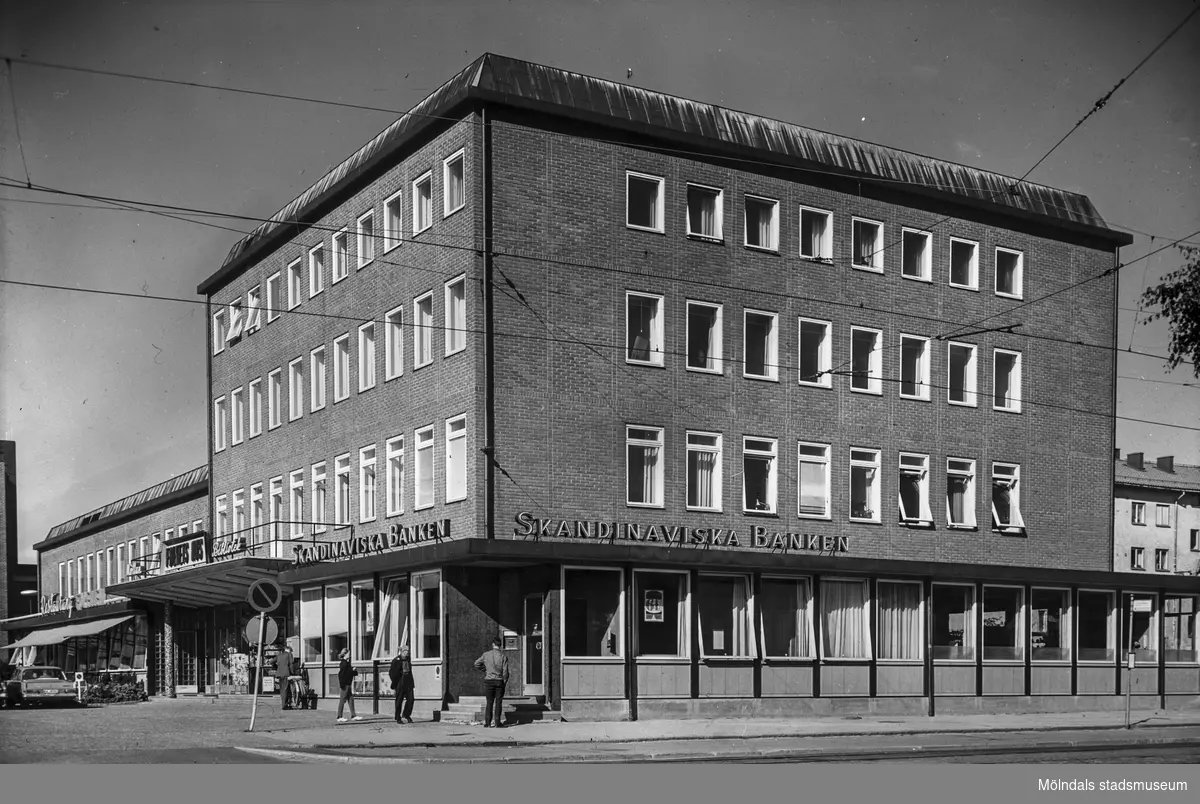 Folkets hus i Mölndals centrum. Vy från Göteborgsvägen.