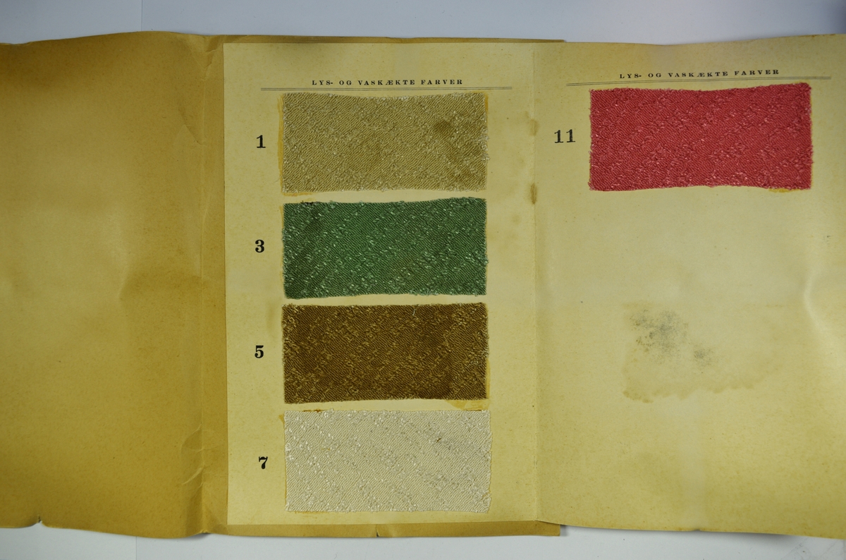Hefte med utfoldbare sider hvor stoffprøver er limt inn. Heftet viser stoffer med samme kvalitet (D. 825), men flere ulike design/farger av dette mønsteret.