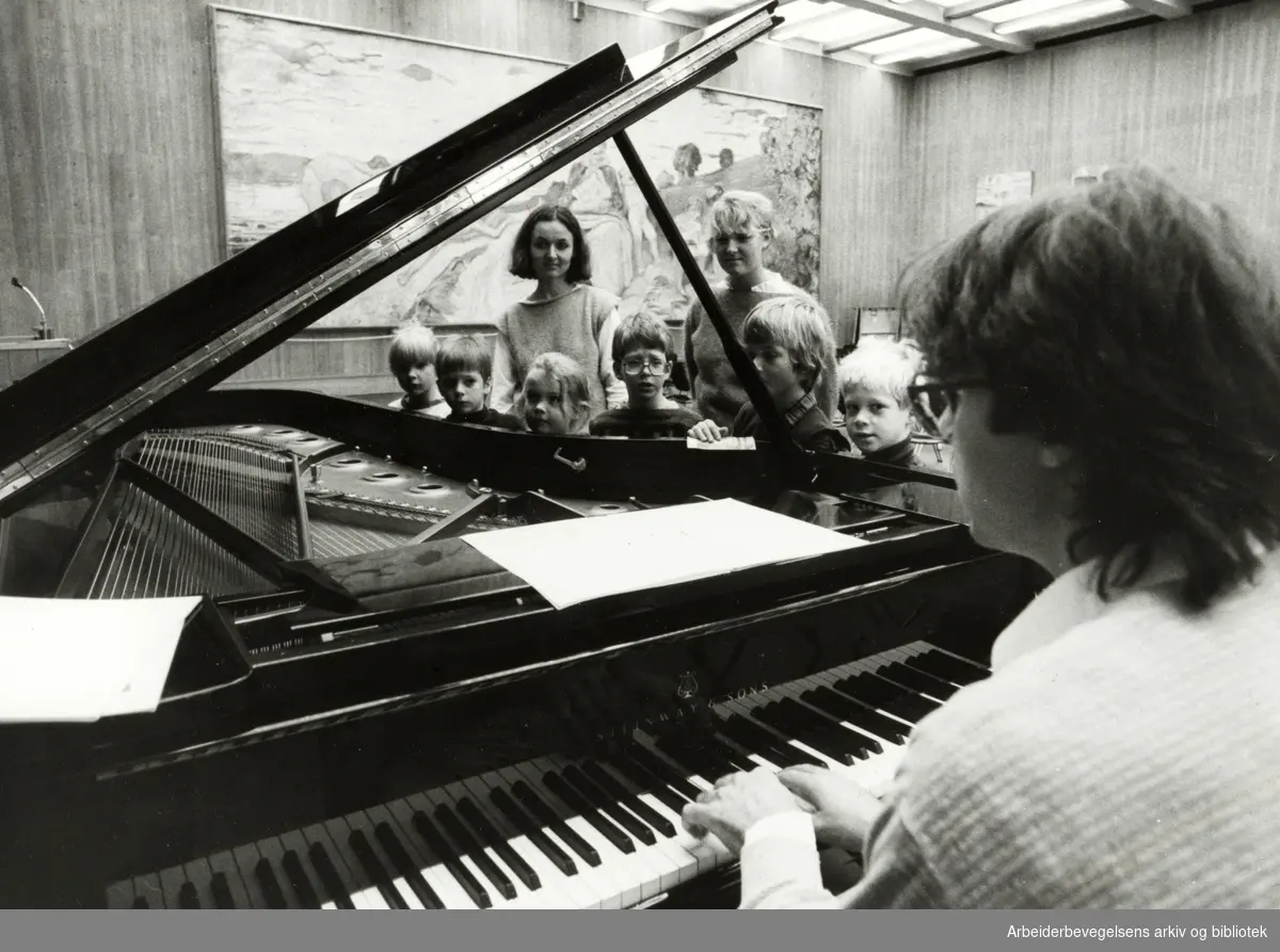 Munch-museet. Foredragssalen. "Barneomviseren, Otto Graf spiller en liten konsert på flygelet. November 1984