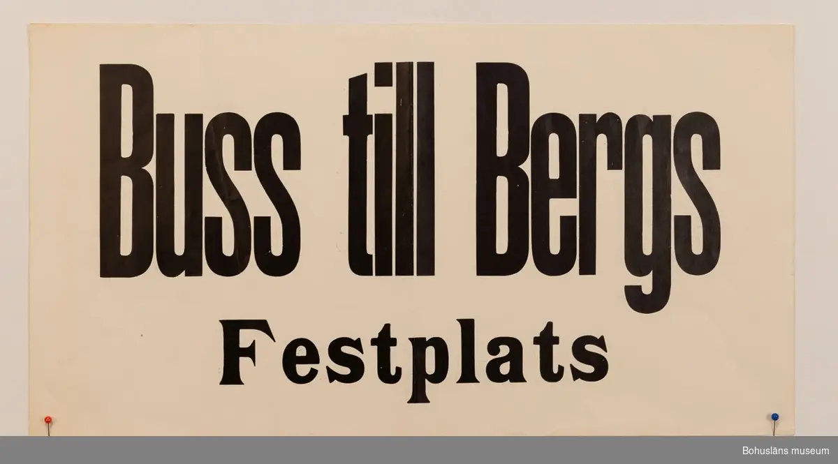 Vit affisch med påtryck i svart och texten:
Buss till Bergs
Festplats