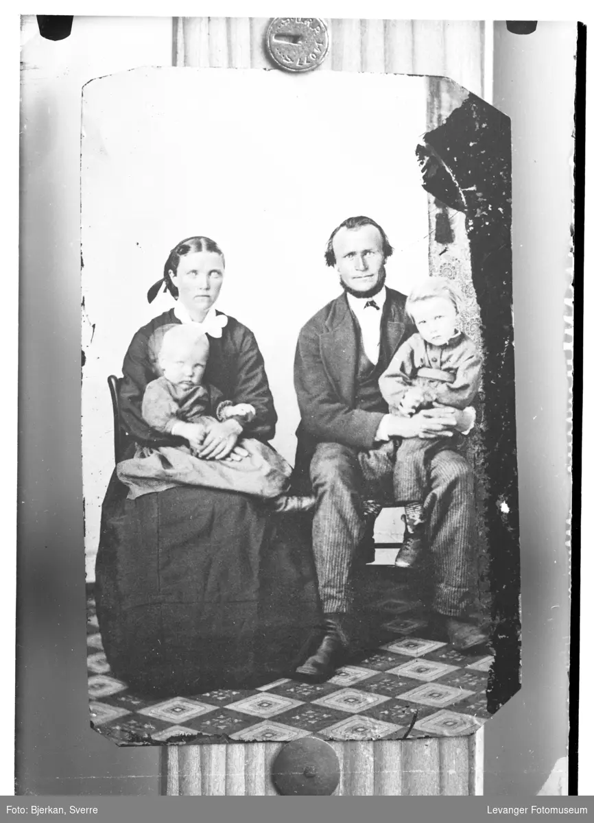Portrett av Bård Andersen med kone og barn navn ukjent