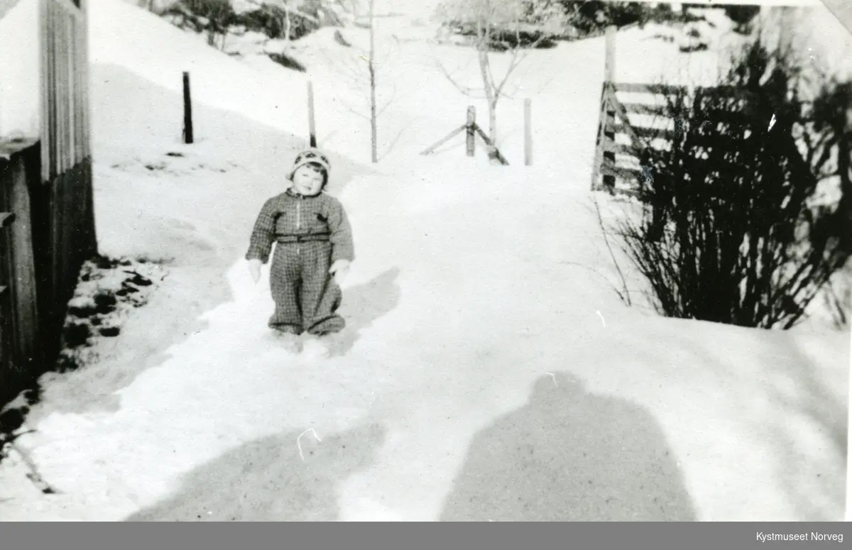 Ukjent jente ute i snøen fra Flatanger