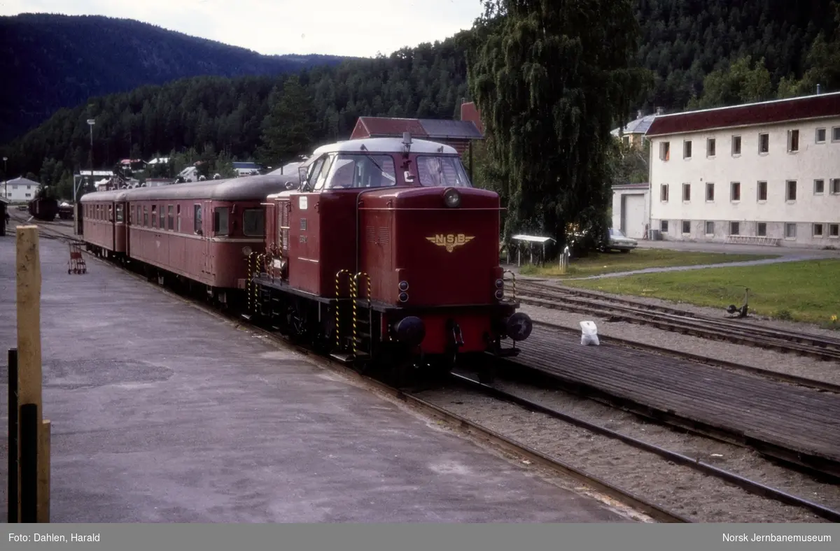 Diesellokomotiv Di 2 842 med søndagstoget til Eina, tog 286, på Fagernes stasjon