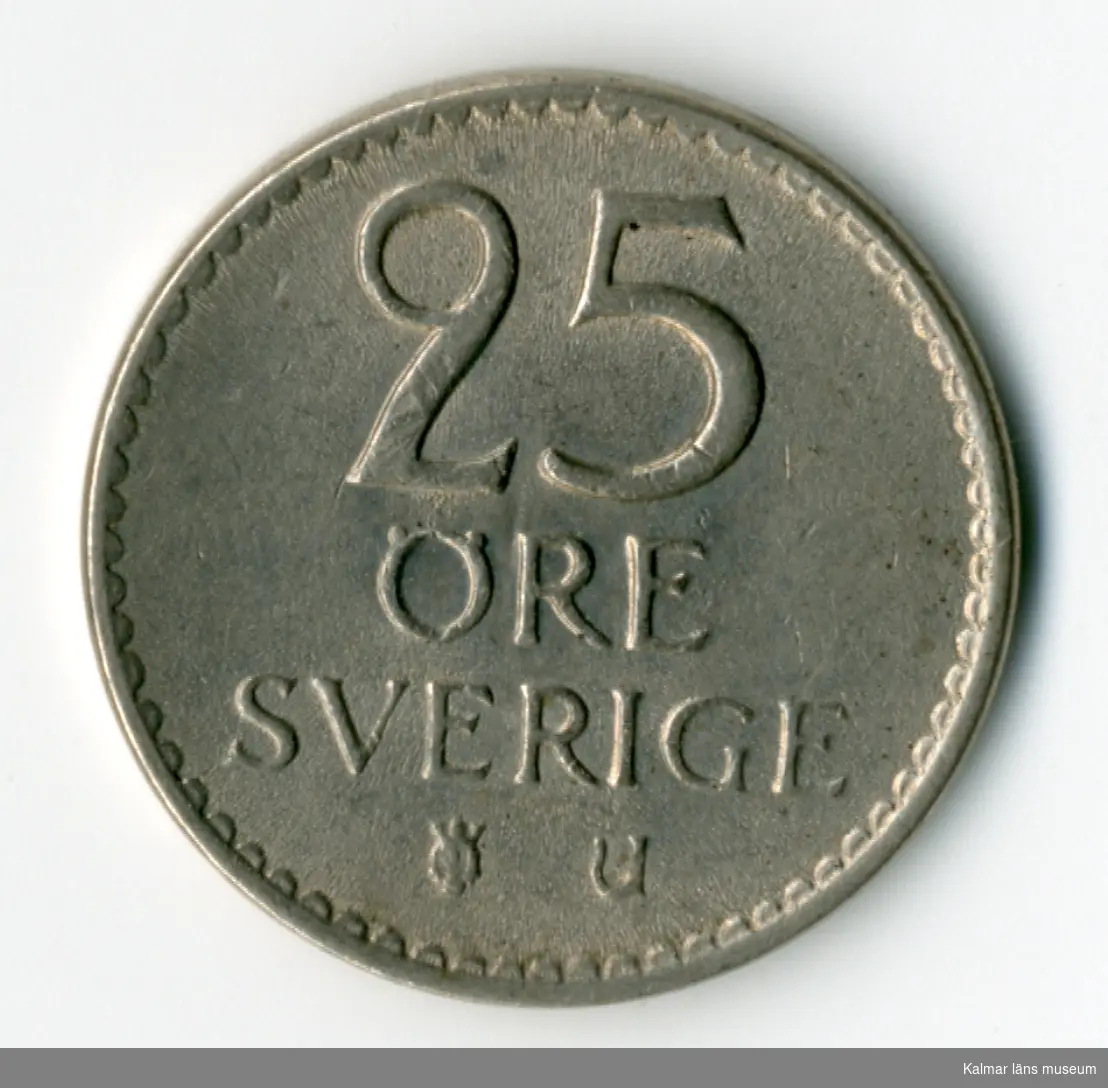 KLM 46167:69 Mynt, av metall, 25 öre. Utgiven 1964. Under Gustaf VI Adolfs tid.