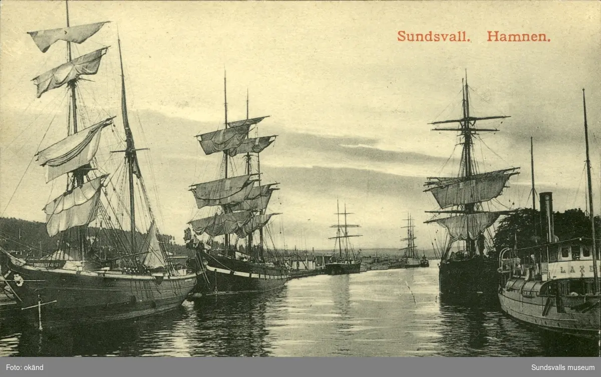 Vykort över norra hamnen i Sundsvall med båten Laxen i förgrunden.