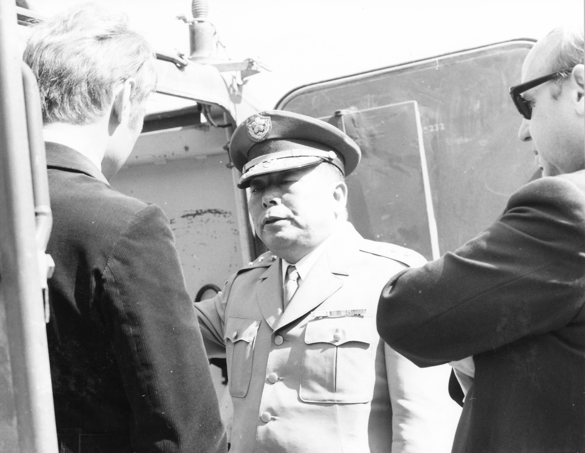 Japanskt studiebesök den 15 juni 1971.
Generallöjtnant Ohkawara från Japanese Defence Agency, samtalar med representanter från Försvarets Fabriksverk (FFV) och Hägglund & Söner.