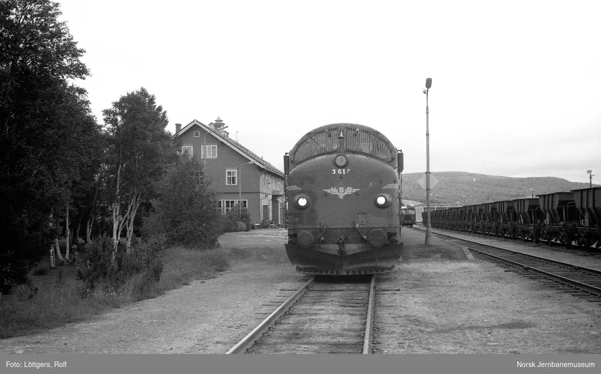 Diesellokomotiv Di 3 617 med persontog fra Oslo Ø til Trondheim, tog 301, på Røros stasjon. Til høyre diesellokomotiv Di 3 616 med grusvogner.