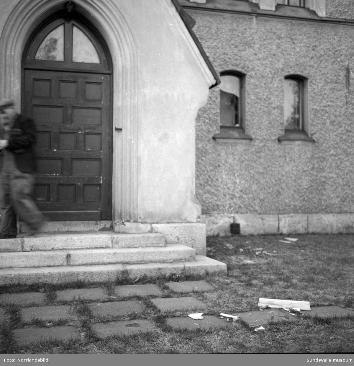 Skönsmons kyrka blev 1958 utsatt för ett inbrott av två berusade män som tagit sig in för att stjäla nattvardsvinet. De båda greps på bar gärning då de gömt sig i kyrktornet.