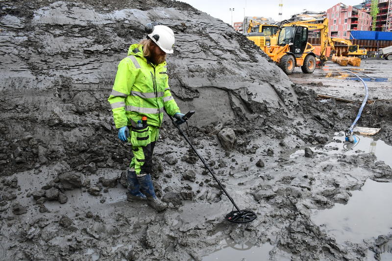 Arkeolog Lars Bigum Kvernberg med metalldetektor nede i sjøbunnsleira på B8a