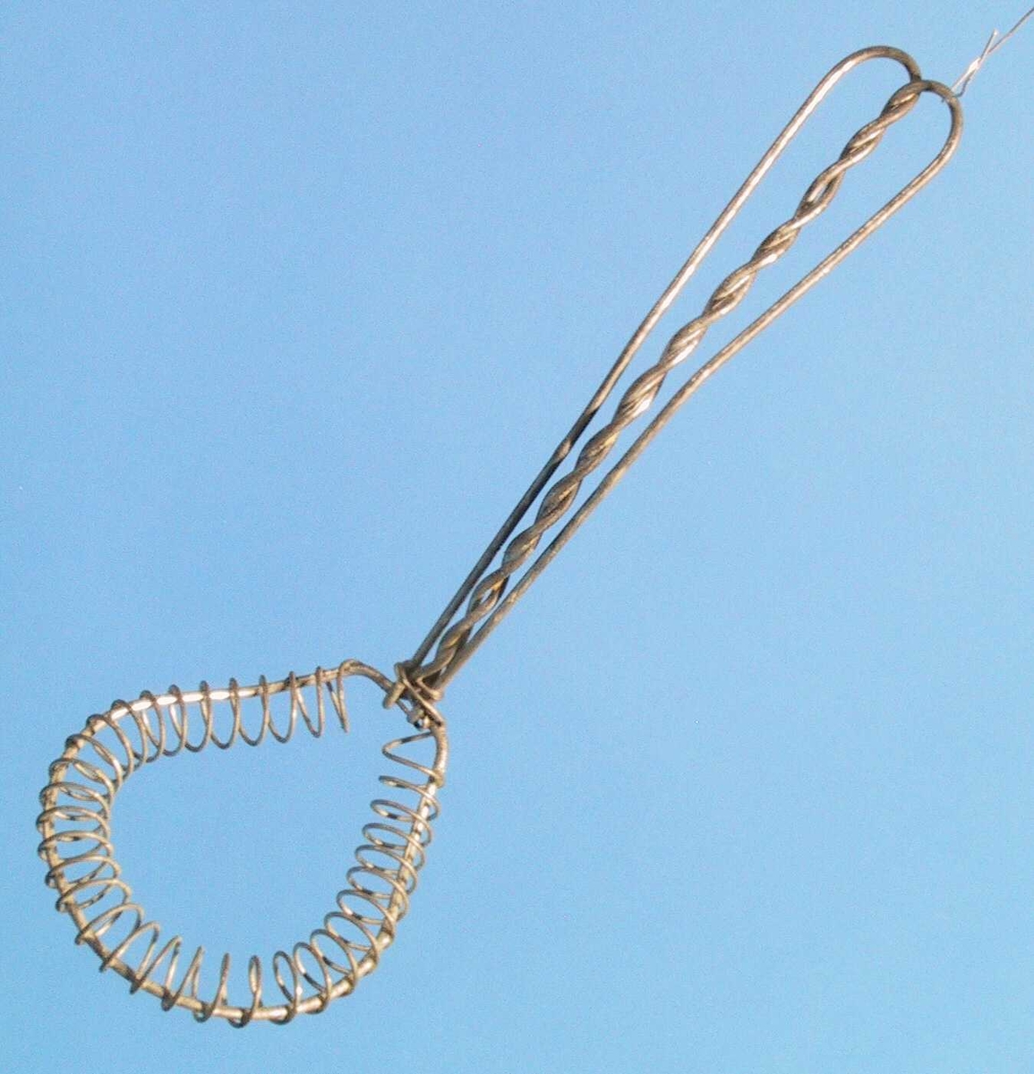 Spiralformet ståltråd omkring en tykkere tråd.