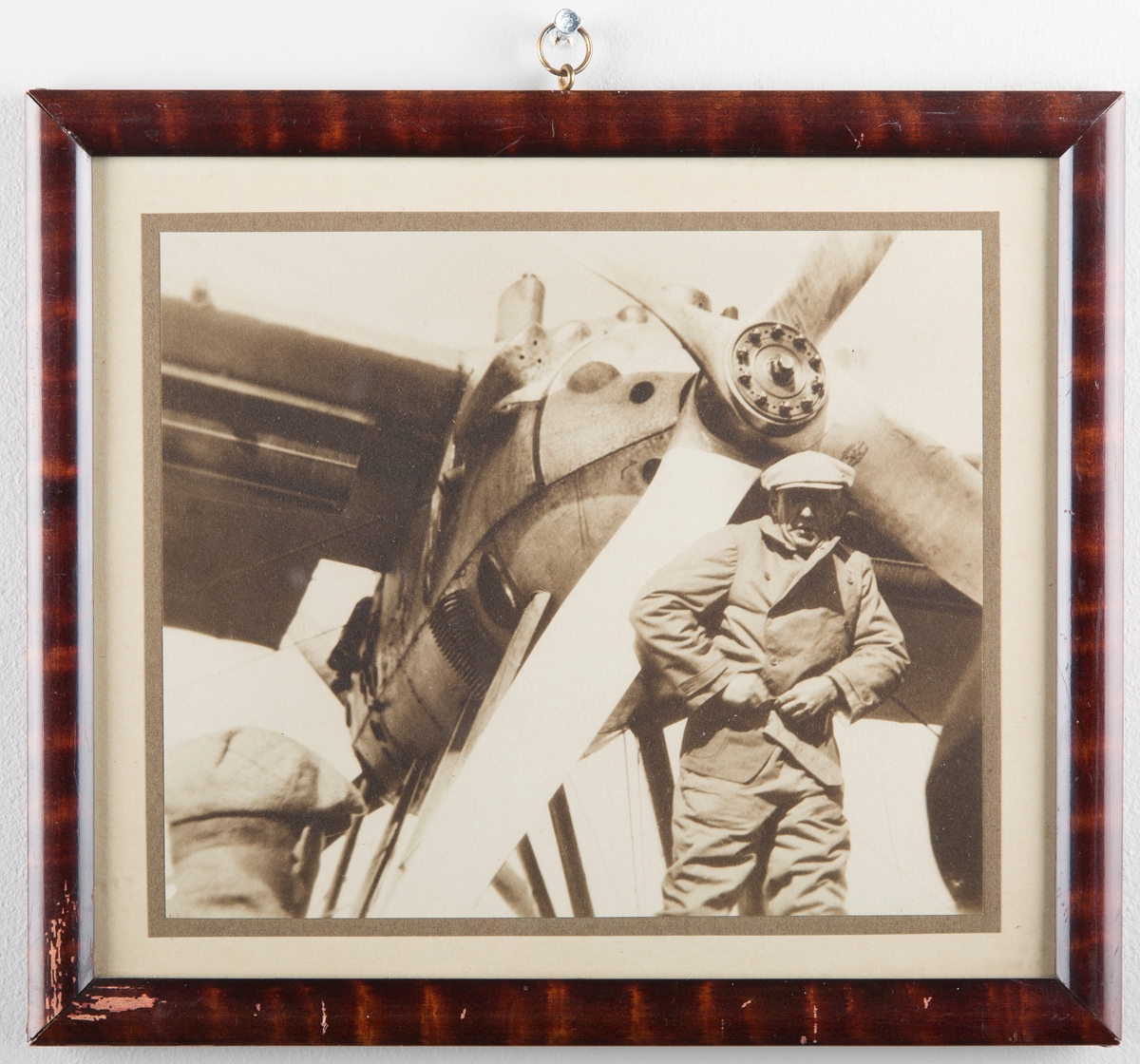 Roald Amundsen foran fly, ved propellen.