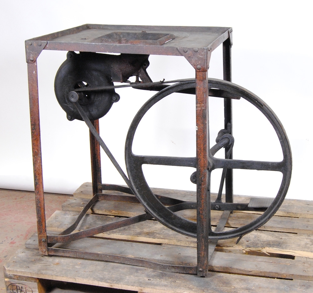Ässja, s.k. fältässja, av enkel konstruktion med en ställning av järn och en pedal som driver ett hjul som driver en fläkt med en läderrem. Ässjan har två spjäll som reglerar luftflödet. På fläkten och hjulet står det "LUNA" med gjuten text.