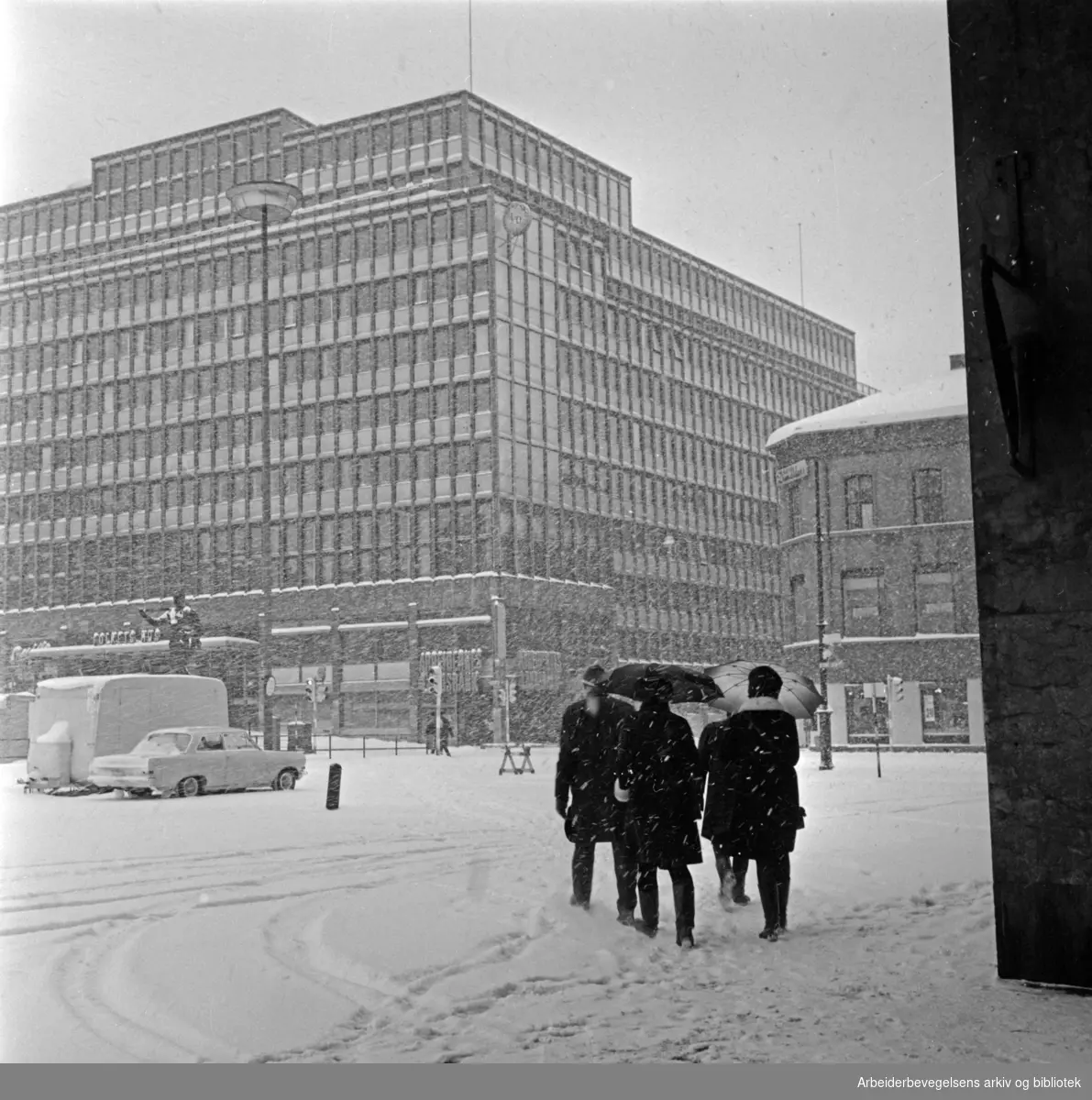 Snøvær på Youngstorget. Folkets Hus. Februar 1967.
