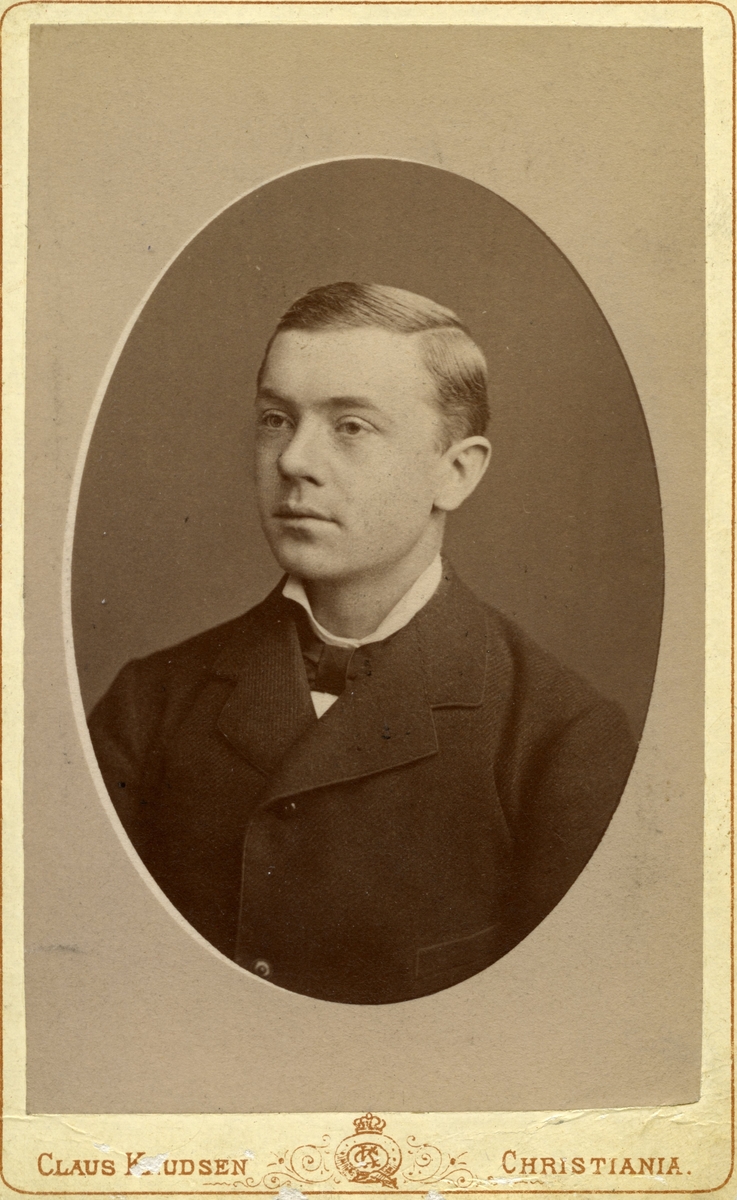 Ovalt brystbilde av Hans Torbjørnsson Gurstad, Nes.  Han reiste til Amerika.