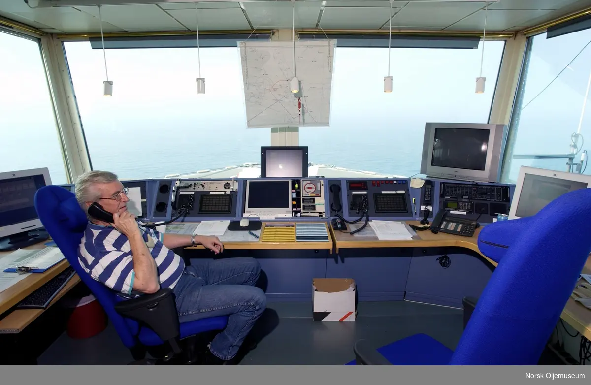 Lufttrafikk-koordinator Knut Schei i kontrolltårnet på Ekofisk 2/4 H.  Her er også radiorommet lokalisert.