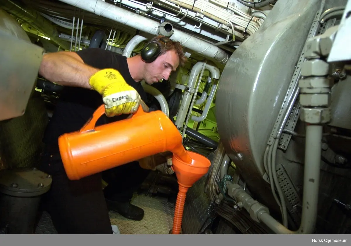 Maskinist Endre Sætre i Eidesvik fyller olje på maskineri i forsyningsfartøyet Viking Troll som fraktet varer til og fra Ekofis-feltet..