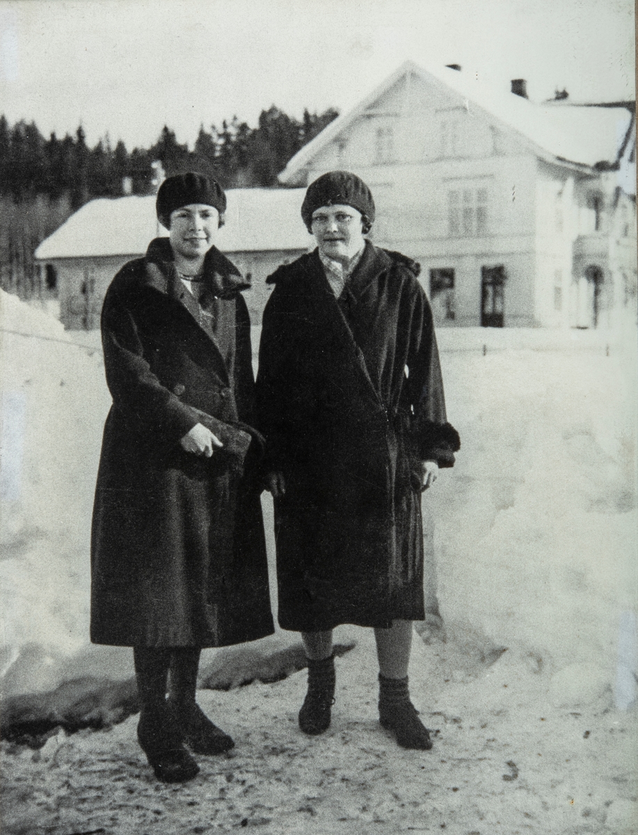 2 damer, Thelma Kleven og Maren Nordseng er klare for tur på Grundset-mart`n i mars 1926