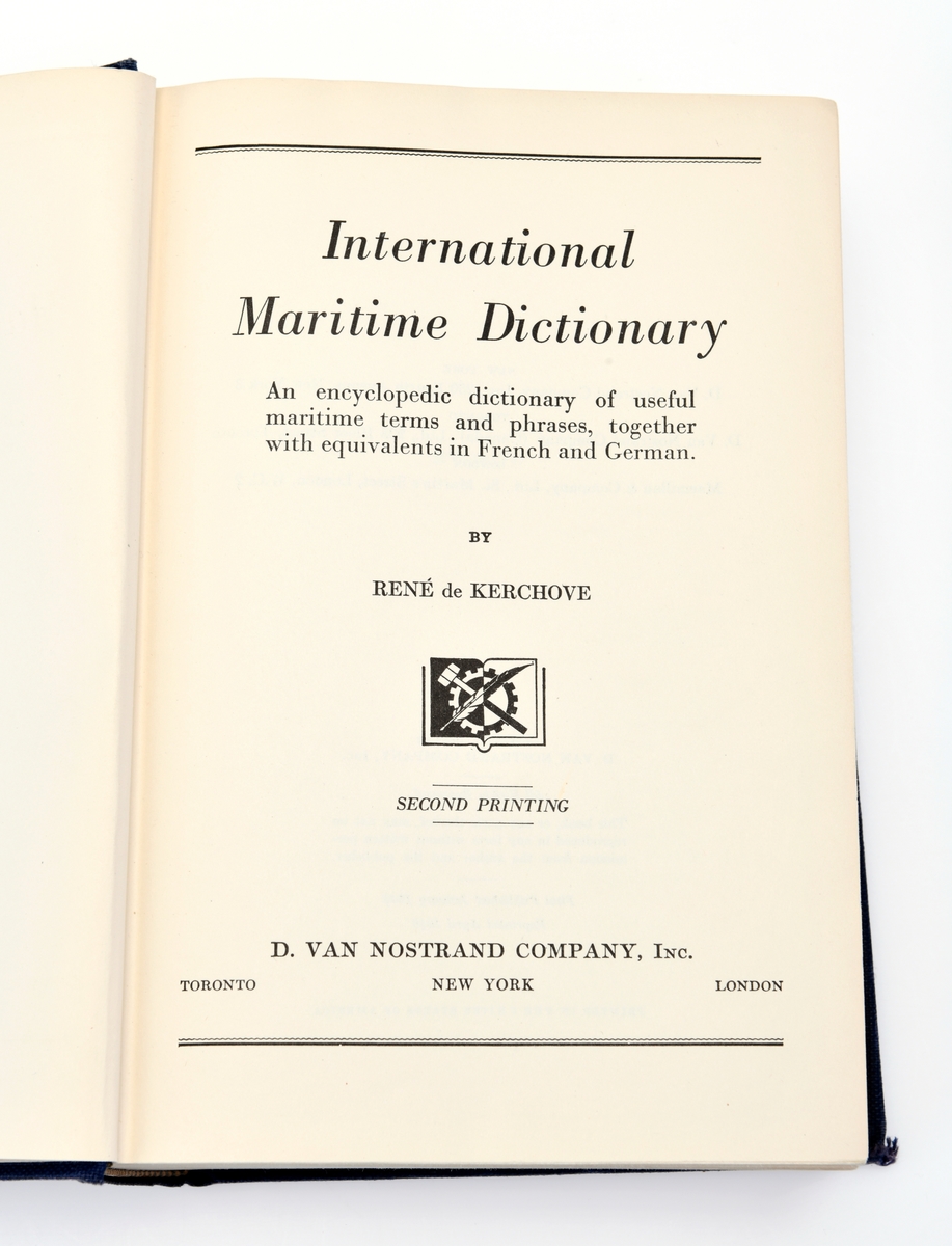 En maritim ordbok på 946 sider. Side 1-803 er ordbokdelen ,mens side 803-946 er fransk indeks. Boken er illustrert med enke tegninger i svart-hvitt. Noen av tegningene er slik at man kan brette dem ut. Oversikten over morseflagg og -vimpler er trykt i farger.