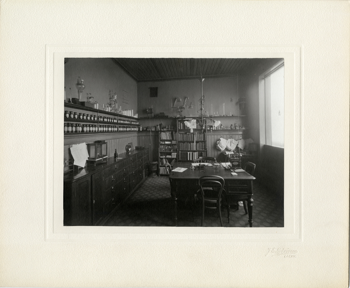 Apoteket Svanen, Prinsens gate 9, 
Interiører av apoteket før det ble revet i 1907.
Et bilde fra skranken og et bilde fra laboratoriet.