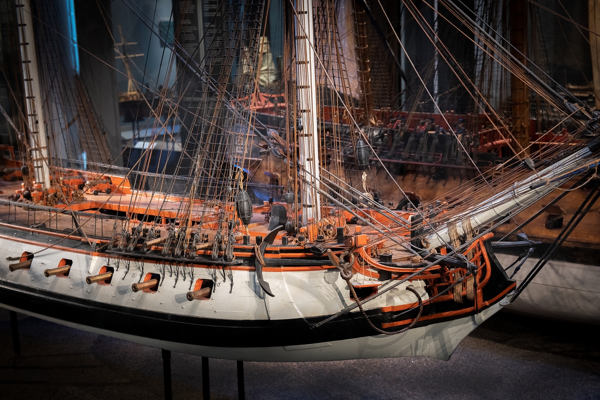 Vattenlinjemodell av fregatt av BELLONA-typ i skala 1:16. Tillverkad i modellkammaren vid Karlskrona örlogsvarv efter ritningar av Fredrik Henrik af Chapman.
