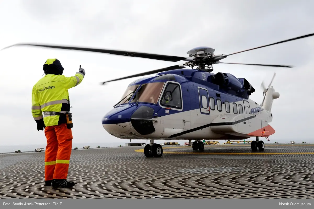 Helikopter av typen Sikorsky S 92 er klar for avgang fra Ekofisk 2/4 Hotel med passasjerer som skal returnere til fastlandet.  Helikoptervakt på dekk.