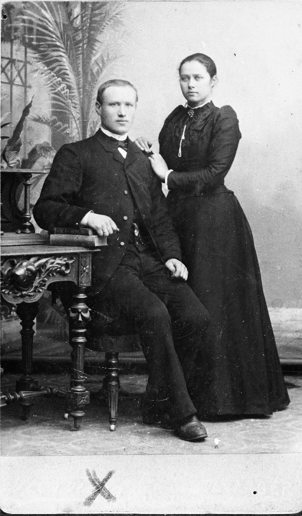 Thore Kalberg (1868 - 1951) og kona Ane (Anna Kristine) f. Bore (1867 - 1940)
Sjå også 1988.5TIM.18.010