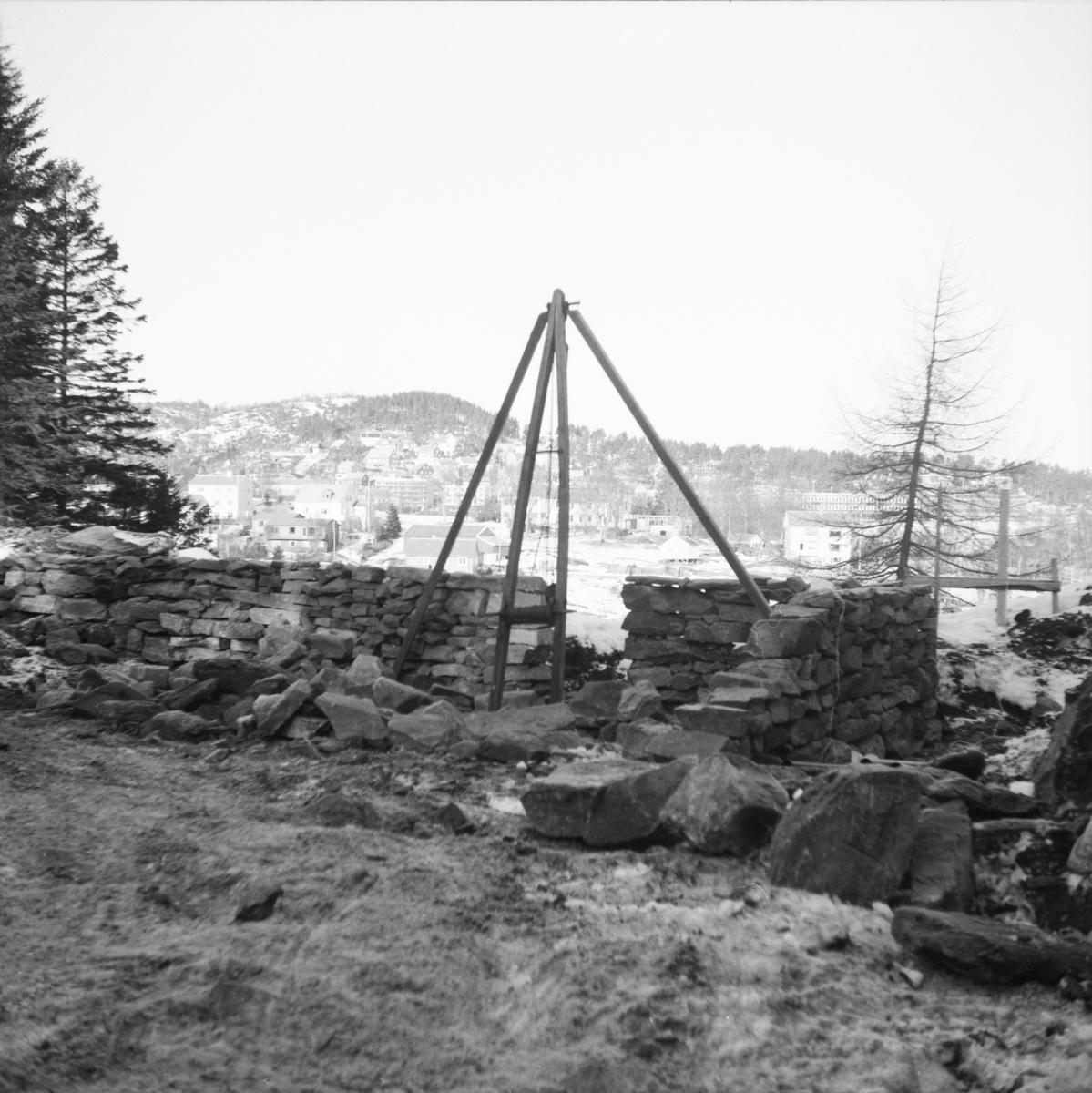 Dokumentasjonsbilder i serie av Ytterlandstova under gjenreising på Sunnmøre Museum. Grunnmurarbeid.