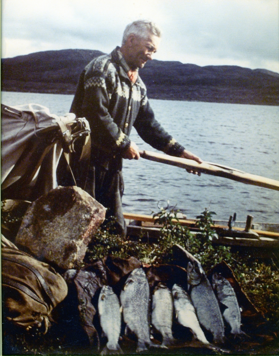 Anders Renander på fiske i Storrindvatnet ved Bjørnaråa i Trollheimen.