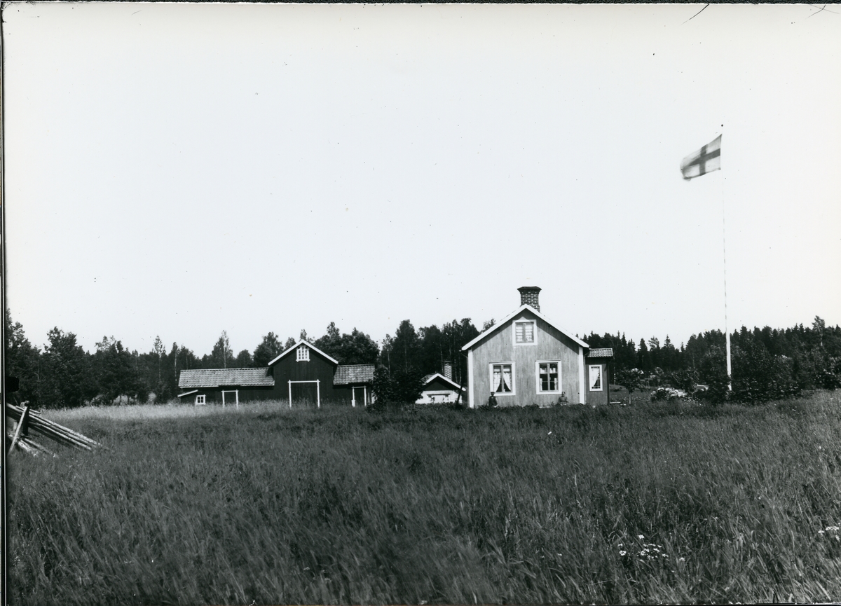 Möklinta sn, Sala.
Gård med bostad, ekonomibyggnad och flagga. Början 1900-talet.