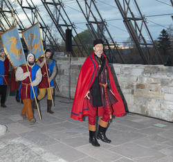 Truid ankommer Hamardomen med sine soldater som bærer faner og våpen. (Foto/Photo)