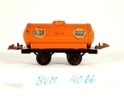Modell av tankvagn, orange med reklam för Gulf.

Spårvidd 0