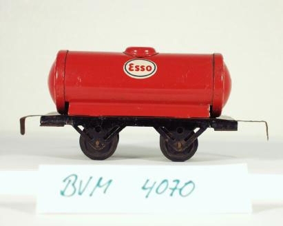 Modell av tankvagn, röd med skylt för Esso.
Spårvidd 0