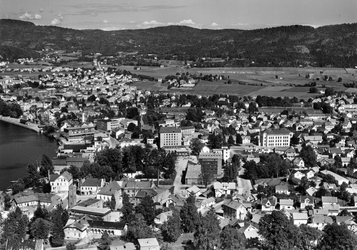 Flyfotoarkiv fra Fjellanger Widerøe AS, fra Porsgrunn Kommune. Bybilde Porsgrunn. Fotografert 30.07.1961 av Edmond Jaquet