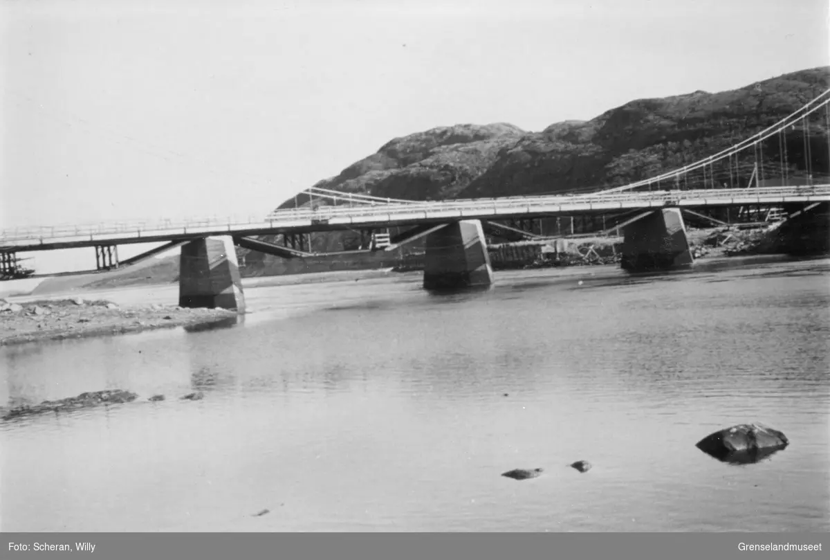 Den tyske broen over Pasvikelva ved Elvenes. Høsten 1943 eller våren 1944. 