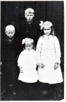 Barn fra Torsken.
Bak fra venstre: Magnor Pettersen f.1911.
Arnold Pettersen, f.1906.
Foran fra venstre: Ruth Pettersen, f.1913
Charlotte Pettersen, f.1908.
Bildet tatt ca. 1916.
