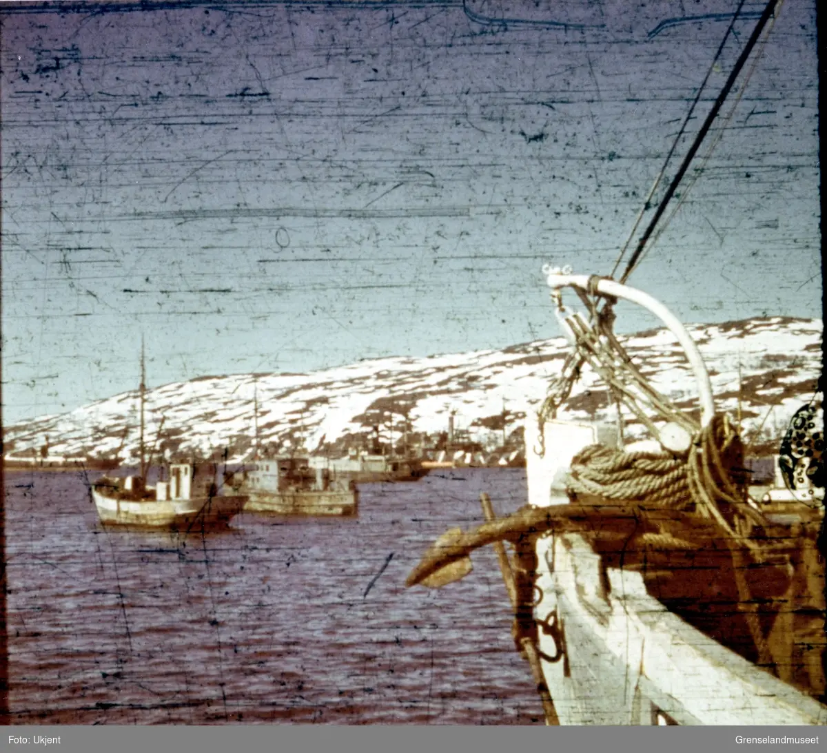 Krigsskip og fiskefartøy utenfor Kirkenes. 