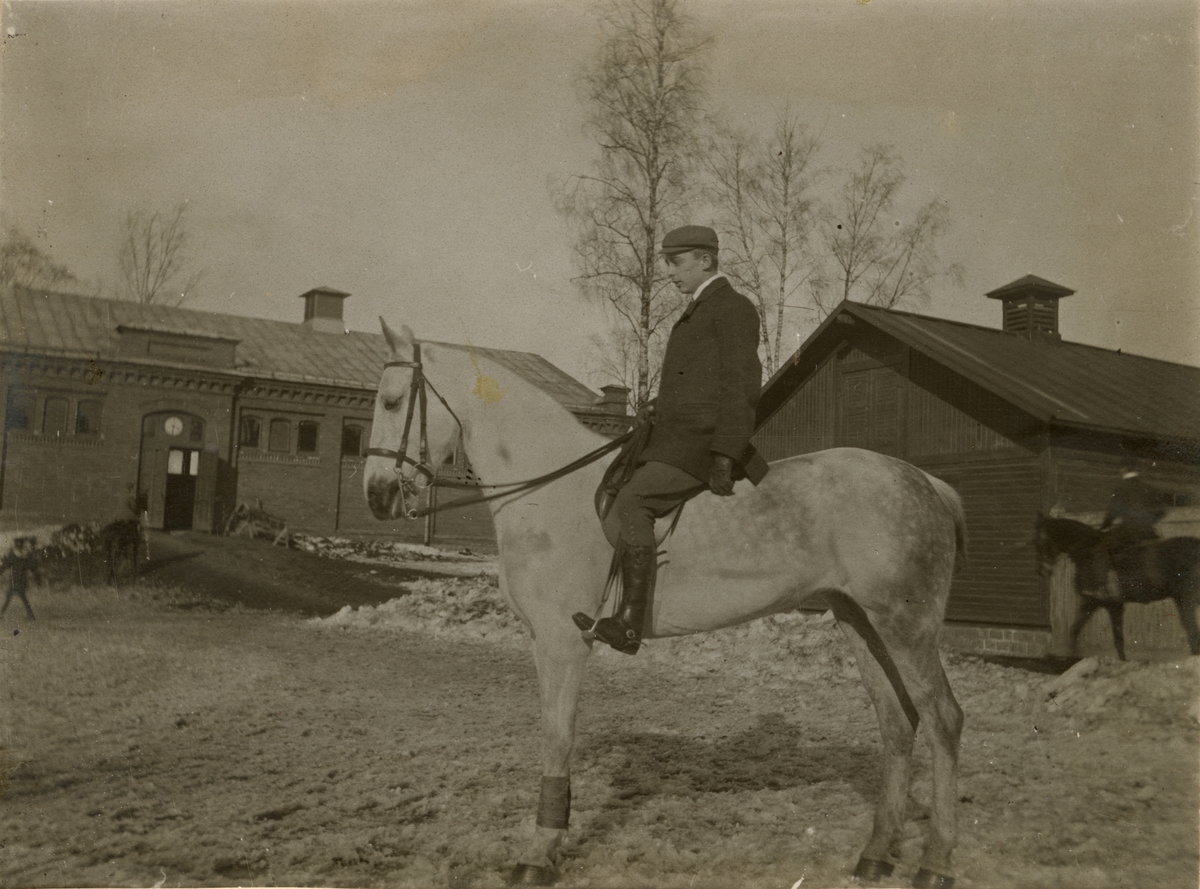 Carl Bernadotte af Wisborg på hästen Dido.