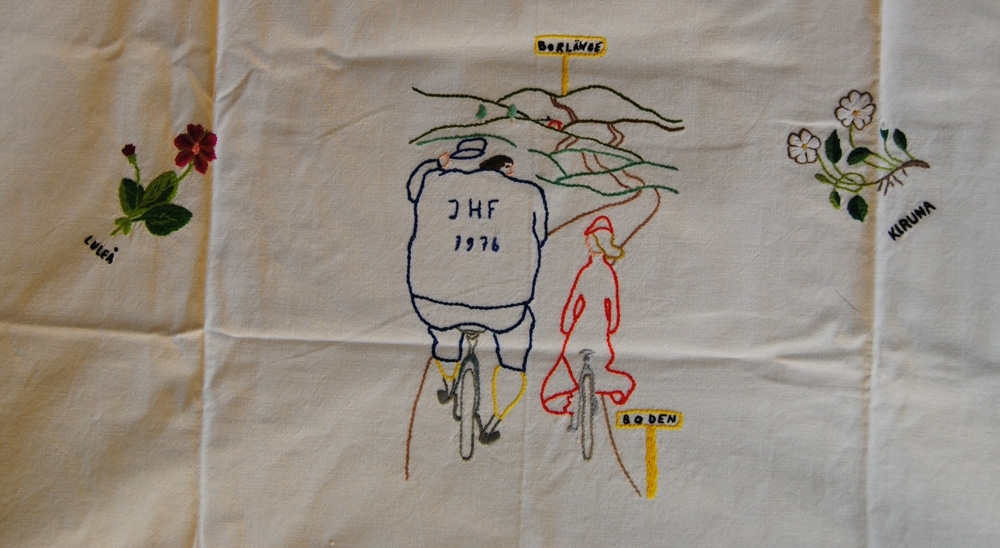 Duk, broderad av det s.k. Kvinnorådet inom JHF (Järnvägsmännens Helnykterhetsförbund), med stjälkstygn och dubbelsidig plattsöm i färgat garn på vitt bomullstyg.

Motiv: I mitten står "BENGT GICK HENRY KOM 1979"
"ÖSTERSUND 1979" (JHFs embelm i rött, gult och grönt samt sju svenska flagg)
"KLART UT - ALKOHOLFRI LINJE, SJ-SvJF-JHF 1981" (runt märke med spår och semafor som visar "Klart, tåg ut")
"XI DISTRIKTET" (fjällandskap)
"GÄLLIVARE" (fjällsippa - Lapplands landskapsblomma)
"KIRUNA" (fjällsippa - Lapplands landskapsblomma)
"LULEÅ" (åkerbär - Norrbottens landskapsblomma)
"BODEN" (åkerbär - Norrbottens landskapsblomma)
Bild av en storvuxen man och en kvinna som cyklar från Boden mot Borlänge. På mannens rygg står "JHF 1976"