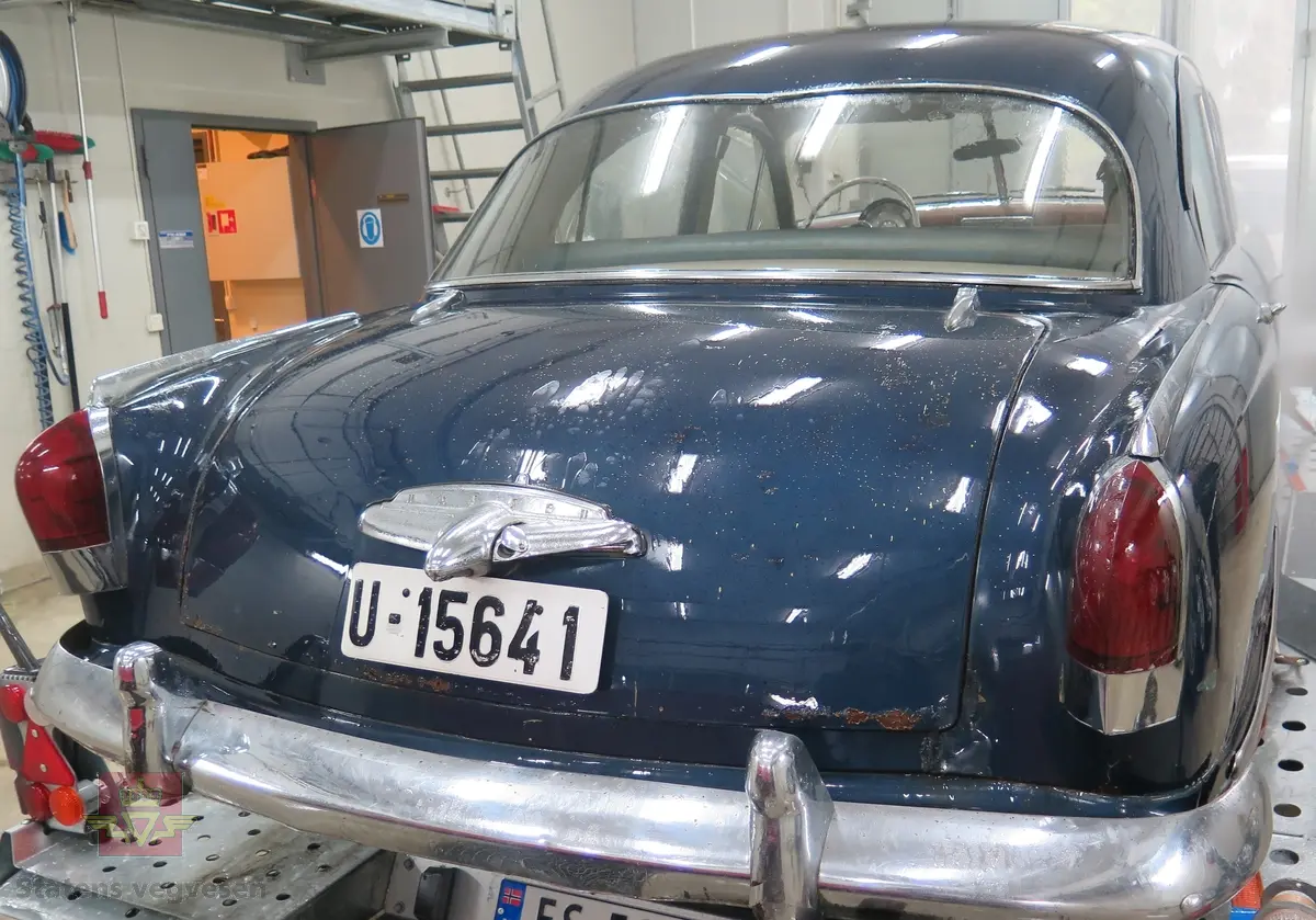 Kaiser K 51 11. Blå 4-dørs bil med grått, blått og brunt interiør. Bakhjulstrekk. 6-sylindret bensindrevet motor.