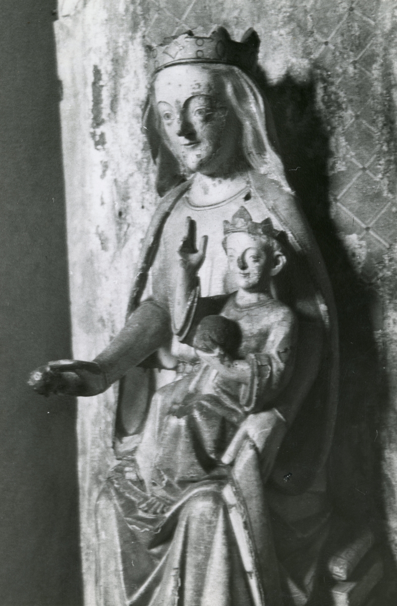 Detaljfotografi av en utskjært Mariafigur med Jesusbarnet som tilhører et alterskap som stod i Giske kirke. Skapet ble laget på 1300- tallet og står nå i Bergen Museum.