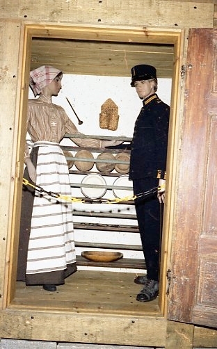 Soldattorp med kvinno- och mansfigur. I 2:s museum, Karlstad.