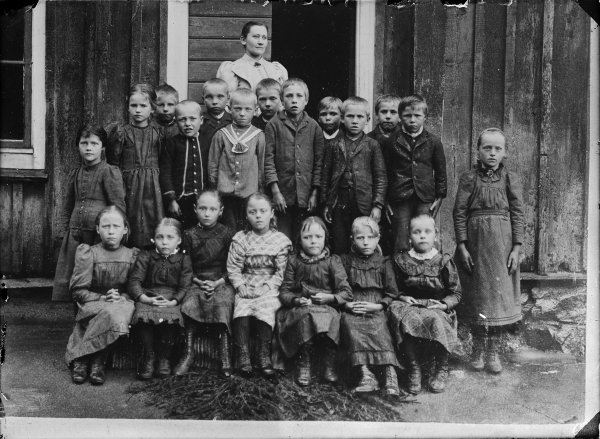Reprofotografi - lärarinna med skolbarn, Alunda, Uppland