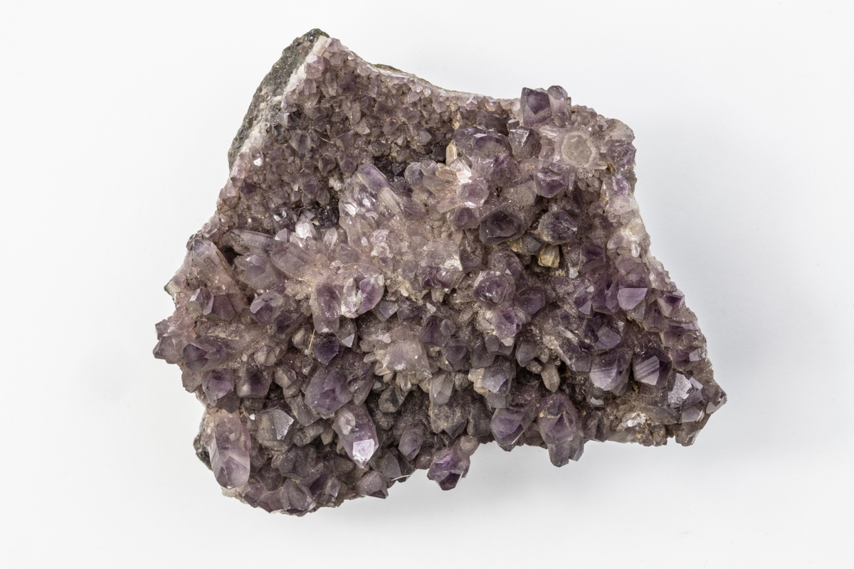 Ett mineral som är en kvarts och består av kiseldioxid. Färgen kan variera mellan violett till rödviolett och har kristallform. Används ofta i smycken. Exemplaret kommer ifrån dåvarande Schemnitz, Hont i Österrike/Ungern och ingår i Adolf Andersohns samling.